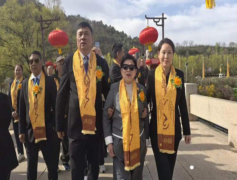 尋根橋山祭始祖 同心共筑中華魂——鄭定輝參加在陜西黃陵隆重舉行的丙午年清明公祭軒轅黃帝典禮